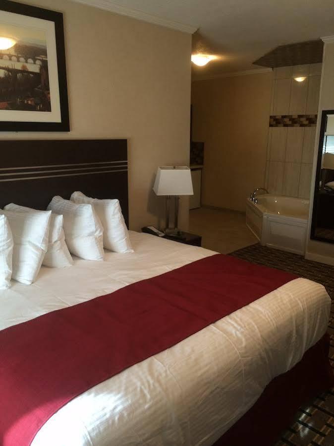 Motel Super 8 By Wyndham Watrous Zewnętrze zdjęcie